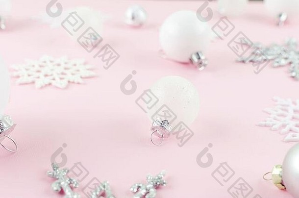 圣诞节一年背景白色银球装饰雪花柔和的粉红色的背景圣诞节假期概念平躺前