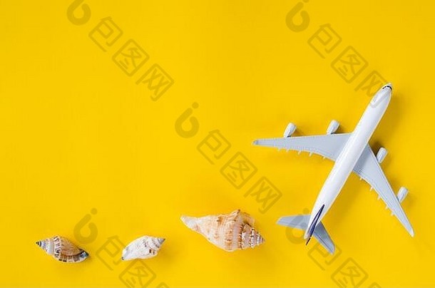 夏天旅行概念装饰飞机贝壳黄色的背景前视图平躺复制空间