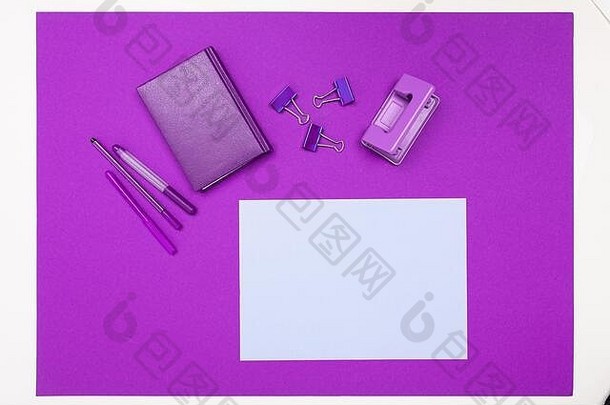 极简主义概念文具紫色的办公室桌子上