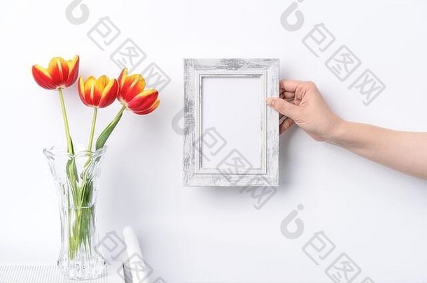 郁金香花玻璃花瓶图片框架的地方白色木表格背景清洁墙首页关闭母亲的一天装饰概念