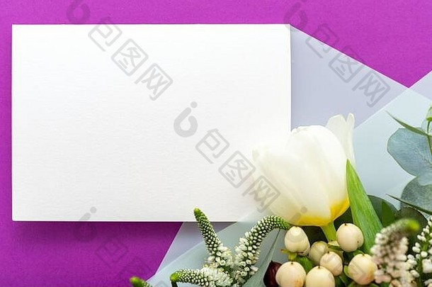 花模拟婚礼邀请祝贺你卡花束白色花郁金香桉树紫色的背景空白卡空间