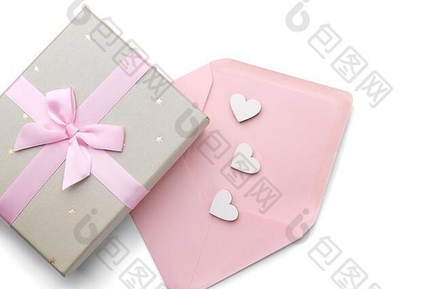 礼物盒子粉红色的丝带木心开放信封孤立的白色背景情人节周年纪念日母亲的一天生日问候