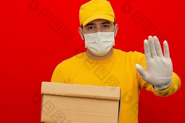 交付男人。黄色的统一的t恤帽医疗面具盒子停止检疫的地方文本标志布局模拟