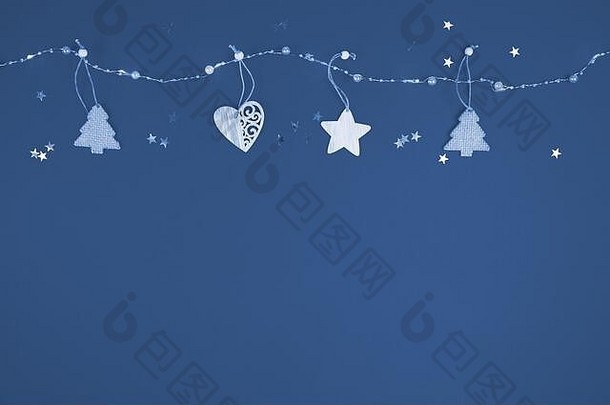 一年圣诞节概念平铺假期装饰蓝色的背景复制空间