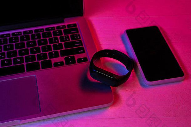 前视图集小工具紫色的霓虹灯光粉红色的背景移动PC键盘智能手表智能手机黑色的屏幕Copyspace广告科技现代小工具