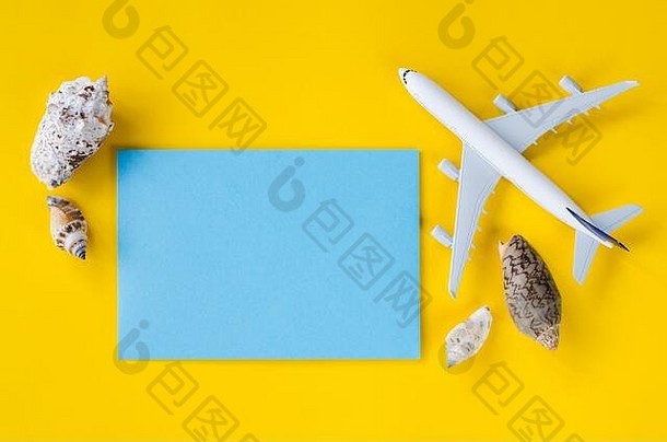 空蓝色的纸黄色的背景贝壳装饰飞机夏天旅行概念前视图平躺复制空间