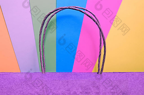 回收纸购物袋五彩缤纷的明亮的霓虹灯背景时尚的颜色生态销售概念平躺的地方文本