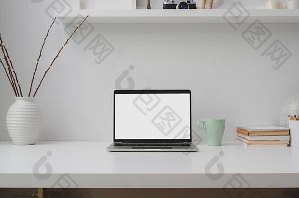 关闭视图最小的工作场所空白屏幕移动PC书装饰复制空间白色桌子<strong>上架</strong>子上白色墙