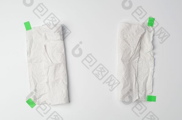 皱巴巴的脏白色一块纸毛巾粘绿色纸Velcro是一个粘扣带或魔术贴品牌的商标。Velcro?是Velcro BVBA的注册商标白色背景的地方文本