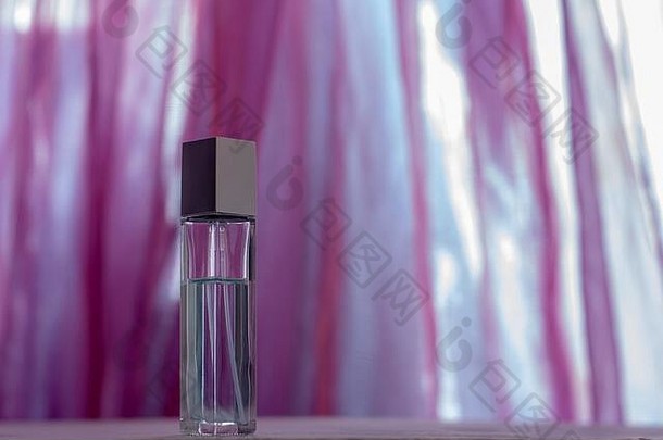 在上雕琢平面的香水瓶站模糊背景织物玻璃瓶金属帽空白模拟浅深度场水平