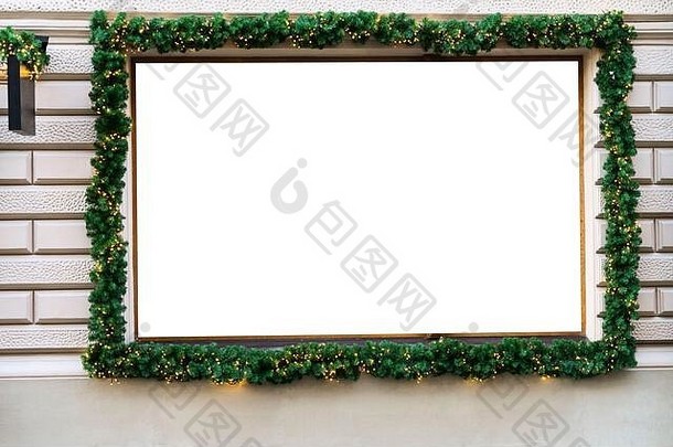空白展示窗户标志董事会装饰绿色圣诞节树分支机构加兰灯商店欧洲城市街