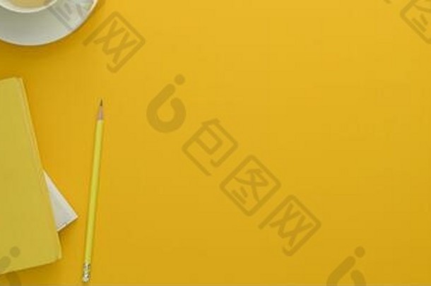 前视图有创意的工作空间日记笔记本电脑茶杯装饰复制空间黄色的表格背景