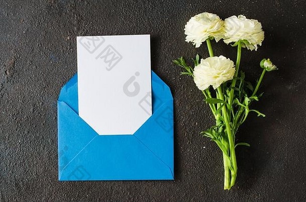 蓝色的信封空白白色纸花束白色花问候卡父亲的祖父的一天
