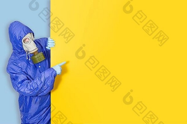 男人。完整的保护服装穿气体面具展示空空白的地方Copyspace样本文本黄色的背景冠状病毒quara