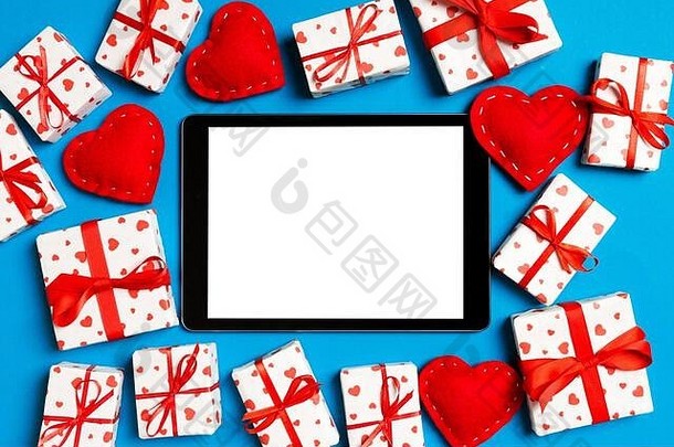 前视图数字平板电脑包围礼物盒子心色彩斑斓的背景圣情人节一天
