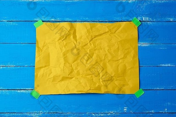 空黄色的皱巴巴的表纸粘绿色黏糊糊的块纸蓝色的木背景的地方文本