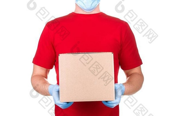 男人。<strong>红色</strong>的t恤蓝色的医疗手套持有纸板盒子孤立的白色