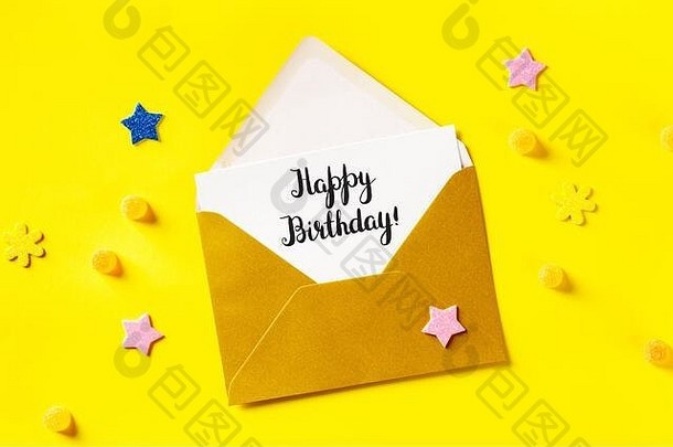 快乐生日卡金信封拍摄黄色的背景闪闪发光的星星