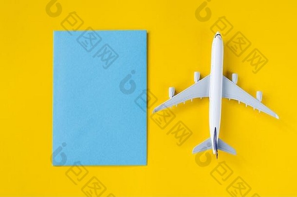 空蓝色的纸黄色的背景装饰飞机夏天旅行概念前视图平躺复制空间