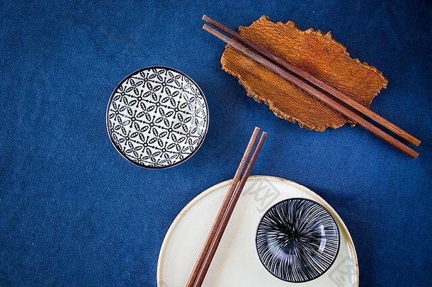 空亚洲餐具碗馅饼筷子蓝色的背景餐厅餐具