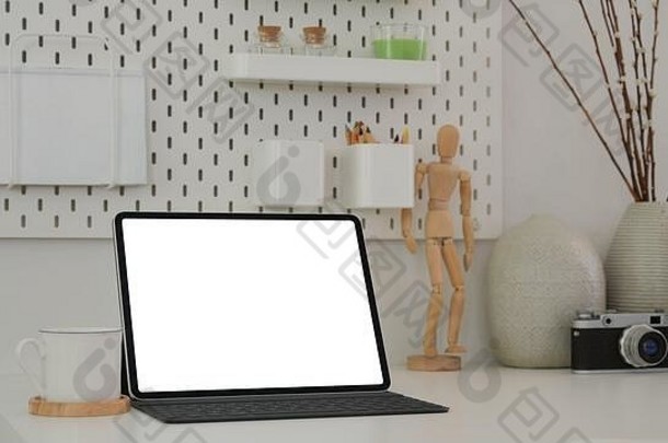 裁剪拍摄现代设计师工作场所模拟平板电脑木数字相机装饰白色桌子<strong>上架</strong>子上白色墙