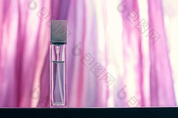 长瓶液体站明亮的模糊的粉红色的背景过度曝光玻璃瓶金属帽空白模拟复制空间模糊