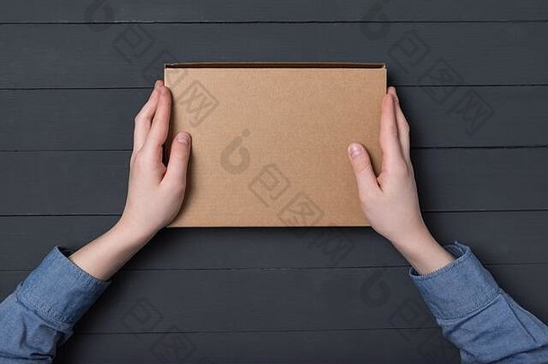 纸板盒子孩子们的手黑色的背景前视图