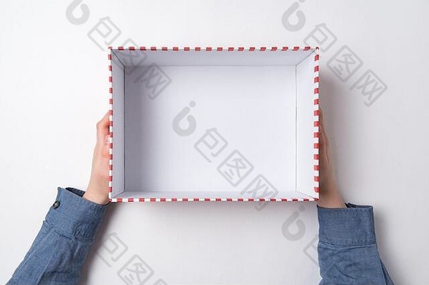 开放空礼物盒子孩子们的手白色背景前视图