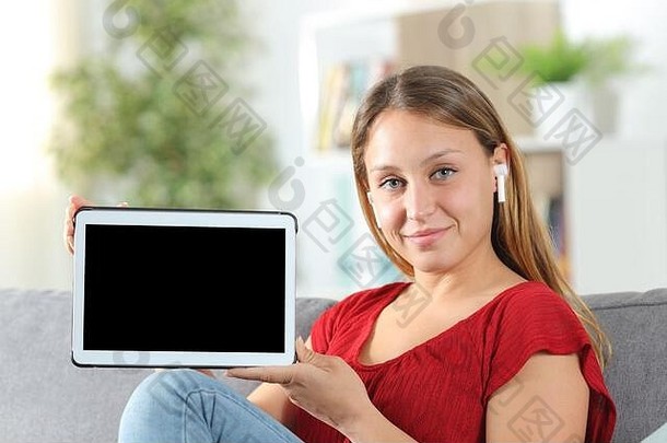 满意女人耳塞显示平板电脑空白屏幕坐着沙发上生活房间首页
