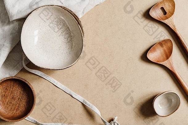 现代极简主义陶瓷集亚麻布卡夫纸背景自然产品食物概念前视图平躺