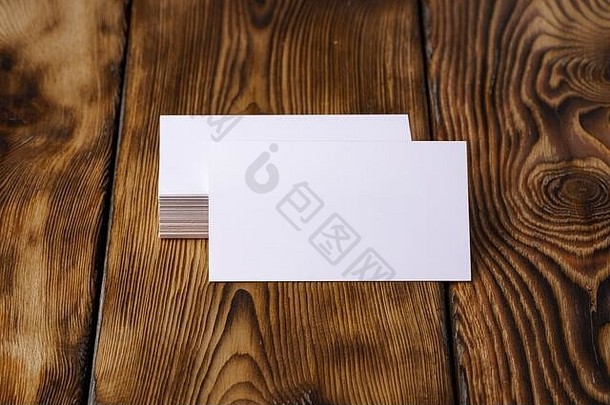 堆栈白色业务卡片棕色（的）木背景