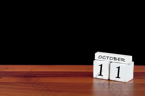 10月日历月天月反映了日历木地板上黑色的背景