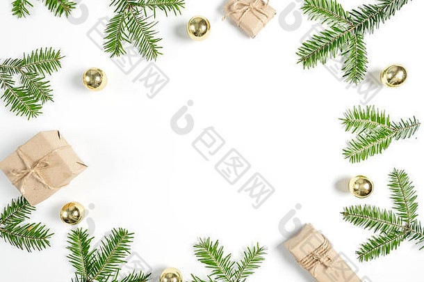 圣诞节冬天作文手工制作的礼物盒子装饰工艺纸冷杉树分支机构白色背景平躺前视图复制