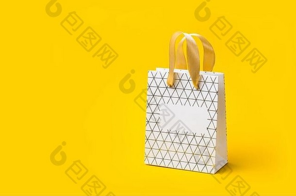白色几何购物袋黄色的背景假期出售概念等角视图