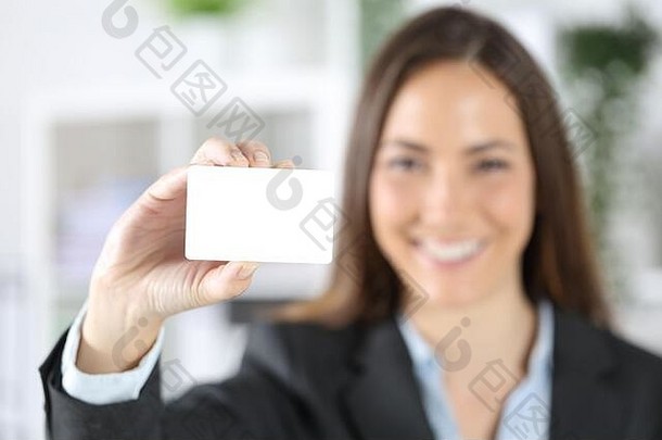 前面视图快乐执行女人显示空白信贷卡办公室