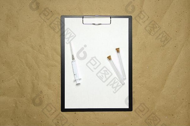 平板电脑剪辑剪辑纸白色表谎言背景工艺棕色（的）皱巴巴的纸前医疗注射器透明的空管闭锁装置的地方文本布局设计