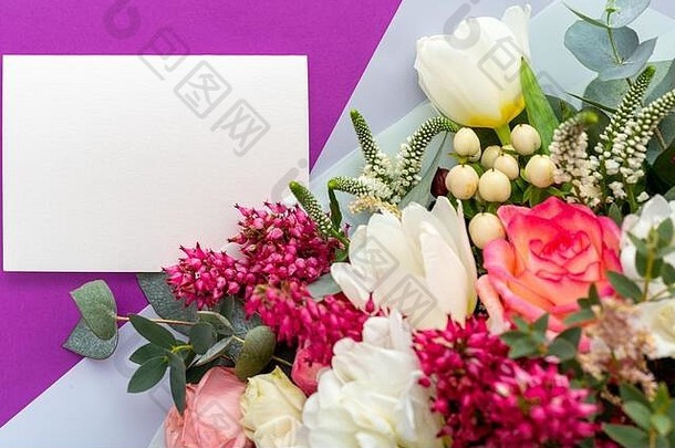 花模拟礼物卡祝贺你卡花束玫瑰郁金香桉树紫色的背景白色空白卡空间文本