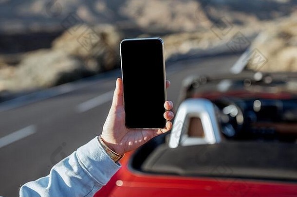 女人旅行车火山谷持有聪明的电话空屏幕复制粘贴路边