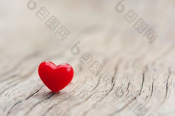 情人节一天概念红色的心板材木背景复制空间