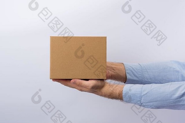男人。持有盒子手臂的长度白色背景广场纸板盒子交付包裹一边视图
