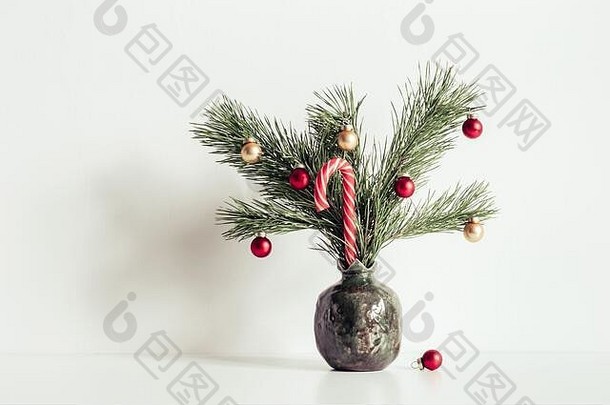 极简主义室内装饰圣诞节小圣诞节树冬天花束松柏