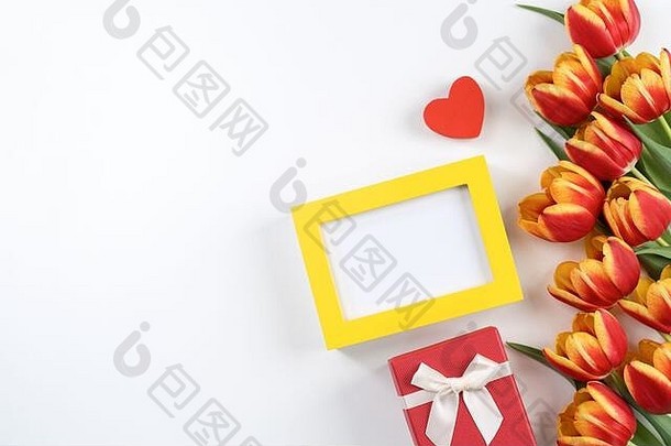 母亲的一天设计概念郁金香花群美丽的红色的黄色的花束孤立的白色背景表格前视图平躺复制空间
