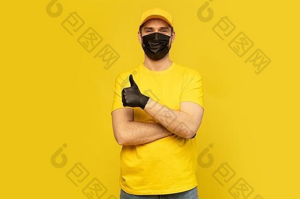 交付男人。黄色的帽t恤统一的面具手套孤立的黄色的背景冠状病毒法律顾问概念