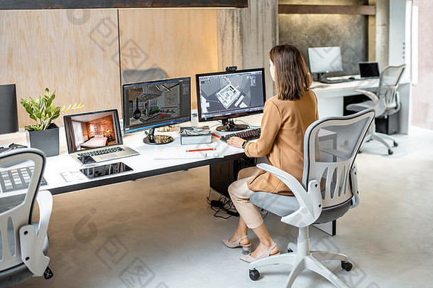 年轻的有创意的办公室员工使室内设计建模电脑坐着现代办公室建筑公司