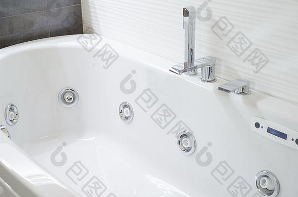 浴室特写镜头大白色浴室现代室内前视图极可意水流按摩浴缸淋浴毛巾