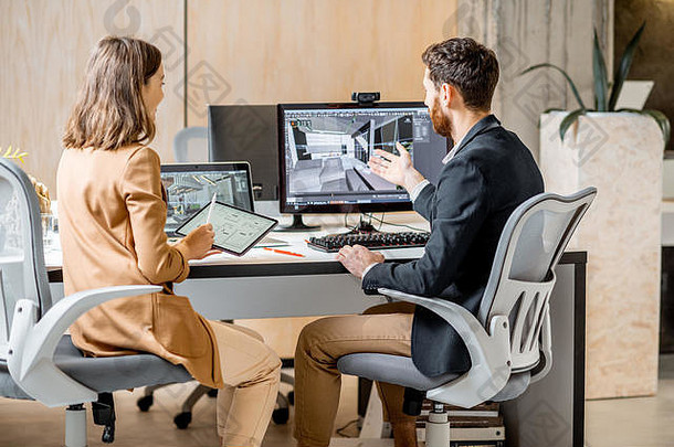 有创意的办公室员工使室内设计电脑数字平板电脑现代办公室建筑公司概念建模数字室内设计