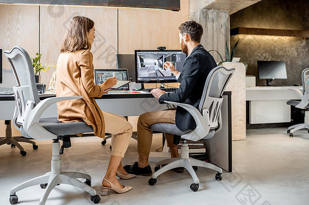 有创意的办公室员工使室内设计电脑数字平板电脑现代办公室建筑公司概念建模数字室内设计