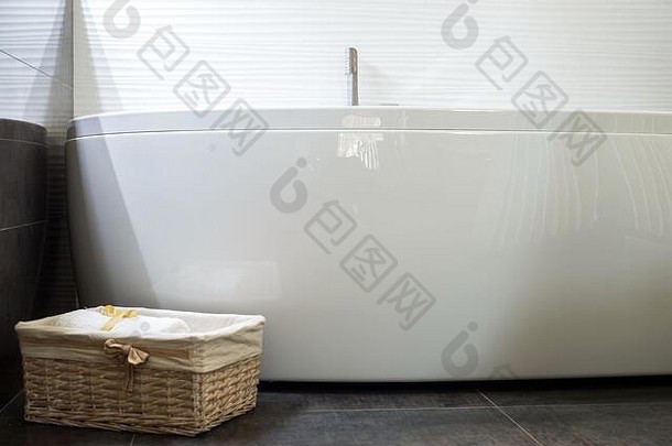 浴室特写镜头大白色浴室现代室内极可意水流按摩浴缸淋浴毛巾