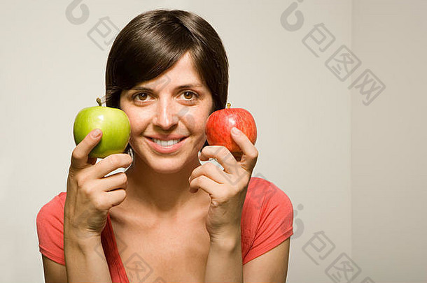 女人持有苹果