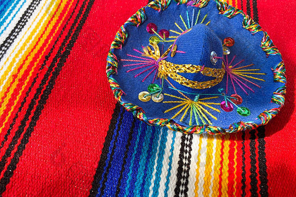 墨西哥帽子色彩斑斓的传统的墨西哥披肩